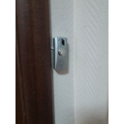 Кнопки открывания двери ST-EX010SM от Smartec - пример монтажа в офисе