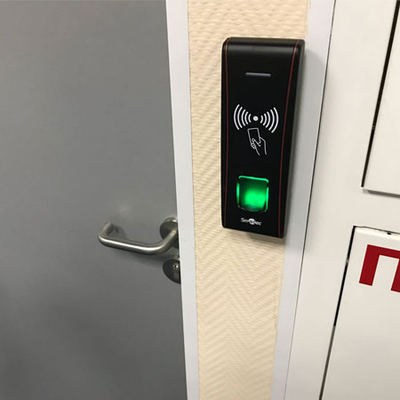 Считыватель-контроллер биометрический ST-FR030EMW от Smartec - пример выполненной работы в офисе