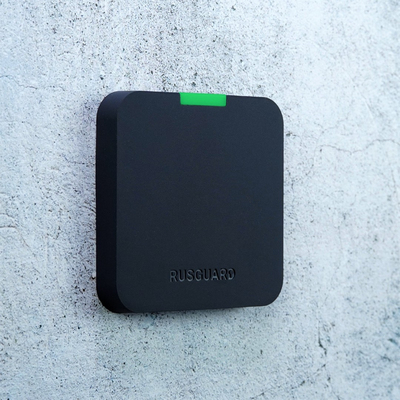 Контроллер со встроенным считывателем R25-Multi вид на стене от RusGuard - характеристики, рекомендации и обзор устройства